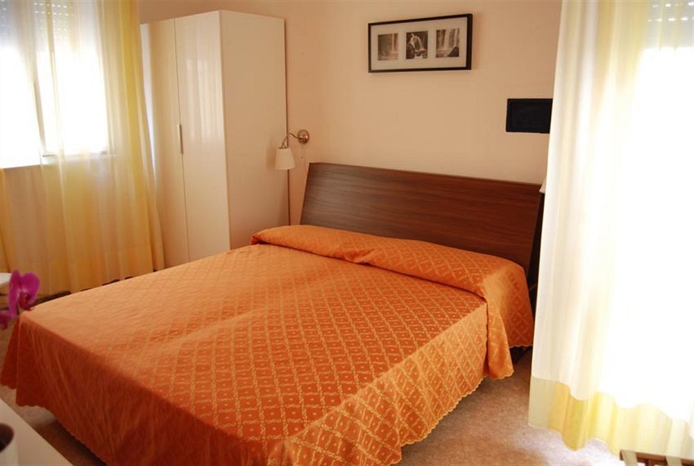 Hotel Nederland Caorle Exteriör bild
